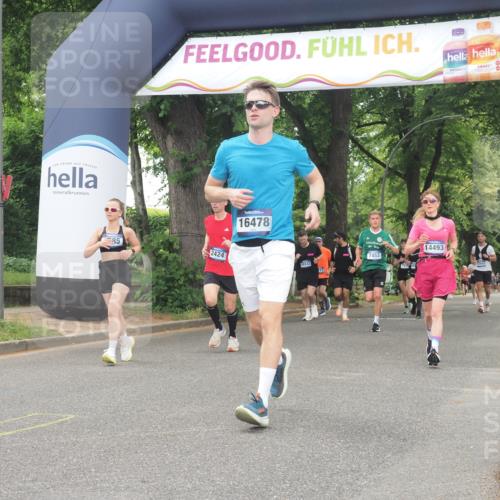 29.06.2025 - hella hamburg halbmarathon KatJ http://msf.ph/oto/8348583 29.06.2025 10:50:14 Zwischen KM18-KM19 2424, 2685, 4328 meine-sportfotos.de