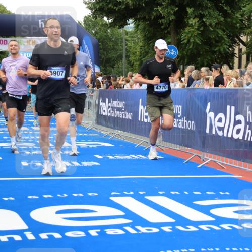 29.06.2025 - hella hamburg halbmarathon Strokosch-Dieckow http://msf.ph/oto/8348590 29.06.2025 10:52:56 Ziel 1257, 1258, 1657, 2099, 2444, 2814, 2910, 3258, 3334, 4557, 4558, 4770, 5077, 5907, 7509, 8139, 8587, 8720, 8955, 9093, 10724, 10811, 11217, 11992, 12155, 12367, 12519, 12910, 14791, 15430, 18590, 18720 meine-sportfotos.de