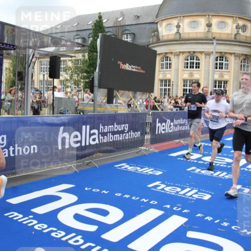 29.06.2025 - hella hamburg halbmarathon Michael Strokosch http://msf.ph/oto/8348691 29.06.2025 10:52:33 Ziel 3715, 7178, 7232, 8371, 8661, 9145, 9876, 11791, 13015, 13301, 14561, 15980, 18982 meine-sportfotos.de