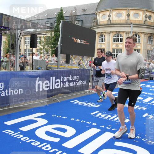 29.06.2025 - hella hamburg halbmarathon Michael Strokosch http://msf.ph/oto/8348767 29.06.2025 10:52:34 Ziel 3715, 6561, 6562, 7178, 7232, 8371, 8661, 9145, 9739, 9876, 11791, 13015, 13301, 14561, 15001, 15980, 18982 meine-sportfotos.de