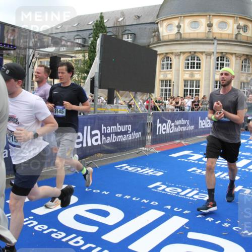 29.06.2025 - hella hamburg halbmarathon Michael Strokosch http://msf.ph/oto/8348862 29.06.2025 10:52:35 Ziel 3715, 6561, 6562, 7178, 7232, 8371, 8661, 9145, 9739, 11791, 13301, 14561, 15001, 15980, 18982 meine-sportfotos.de