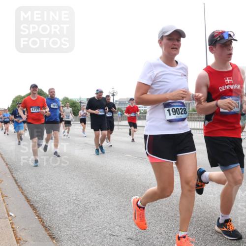 29.06.2025 - hella hamburg halbmarathon Lena Gebhardt http://msf.ph/oto/8348906 29.06.2025 10:38:36 Lombardsbrücke 15644, 4155, 3000, 7692, 7692, 7148, 19028, 56, 1196, 1232, 1390, 1394, 1457, 1596, 1721, 1742, 1791, 1966, 2113, 2151, 2498, 2576, 2660, 2693, 3010, 3094, 3095, 3216, 3242, 3286, 3323, 3338, 3635, 3636, 3716, 3726, 3777, 3841, 3927, 4028, 4139, 4155, 4159, 4259, 4260, 4316, 4414, 4883, 4964, 5085, 5089, 5155, 5300, 5617, 5684, 5735, 5913, 6200, 6695, 6696, 6751, 6875, 6930, 7117, 7148, 7165, 7263, 7371, 7552, 7561, 7692, 7849, 7868, 7914, 8367, 9708, 10554 meine-sportfotos.de