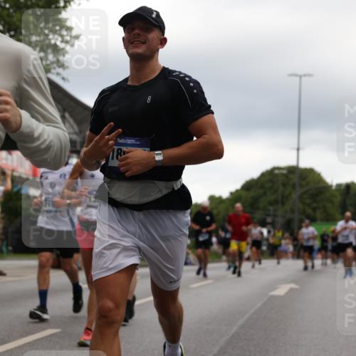 29.06.2025 - hella hamburg halbmarathon Yannick Fuchs http://msf.ph/oto/8349080 29.06.2025 10:52:35 20KM 1319, 1833, 2159, 2250, 2619, 2711, 2996, 4550, 4767, 5675, 6860, 7659, 7856, 8089, 8392, 9156, 9353, 9553, 9555, 9835, 10020, 10268, 10319, 10518, 10539, 10703, 10915, 11394, 11605, 11808, 11846, 12495, 12734, 12735, 12809, 13287, 13512, 13654, 13694, 14355, 14673, 15197, 16189, 16206, 16409, 16922, 16924, 17531, 17665, 17782, 17810, 17814, 17839, 17852, 17931, 17967, 18556, 18682, 18727, 18730, 18833, 18985, 19002, 19003 meine-sportfotos.de