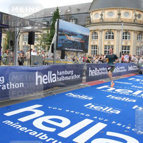 29.06.2025 - hella hamburg halbmarathon Michael Strokosch http://msf.ph/oto/8349098 29.06.2025 10:52:36 Ziel 2670, 3715, 3952, 6561, 6562, 7178, 7232, 9145, 9739, 11689, 11791, 12450, 13051, 13301, 14561, 15001, 15980, 18982 meine-sportfotos.de