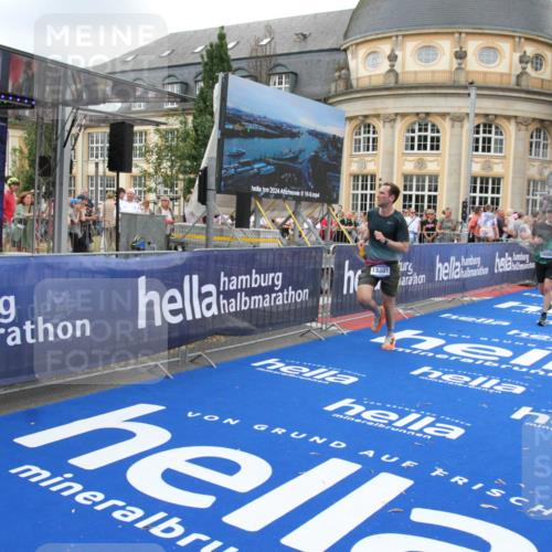 29.06.2025 - hella hamburg halbmarathon Michael Strokosch http://msf.ph/oto/8349189 29.06.2025 10:52:37 Ziel 2670, 3715, 3952, 6561, 6562, 7232, 9145, 9739, 11689, 12450, 13051, 13301, 14561, 15001, 15980, 18982 meine-sportfotos.de