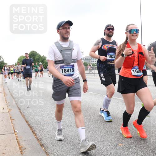 29.06.2025 - hella hamburg halbmarathon Lena Gebhardt http://msf.ph/oto/8349260 29.06.2025 10:47:54 Lombardsbrücke 11802, 18415, 1926, 1668, 10991, 1045, 1157, 1174, 1175, 1246, 1392, 1434, 1618, 1639, 1701, 1926, 2148, 2163, 2197, 2407, 2491, 2545, 2650, 2704, 2790, 2882, 2958, 2994, 3049, 3339, 3468, 3679, 4037, 4327, 4423, 4856, 4974, 4975, 5621, 5622, 5886, 5952, 7240, 7393, 7394, 7403, 7427, 7916, 7970, 8077, 8270, 8310, 8521, 8550, 8774, 9356, 9687, 9696, 9697, 10658, 10777, 10794, 10991, 11351, 11458, 11548, 11730, 11738, 11742, 11781, 11802, 11909, 12431 meine-sportfotos.de