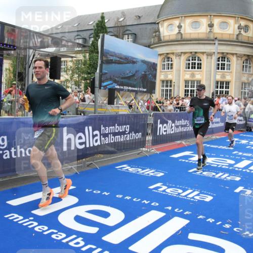 29.06.2025 - hella hamburg halbmarathon Michael Strokosch http://msf.ph/oto/8349333 29.06.2025 10:52:38 Ziel 2346, 2670, 3952, 6561, 6562, 7232, 9739, 10115, 11689, 12450, 13051, 13301, 15001, 15980, 18982 meine-sportfotos.de