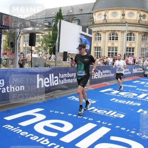 29.06.2025 - hella hamburg halbmarathon Michael Strokosch http://msf.ph/oto/8349453 29.06.2025 10:52:39 Ziel 2346, 2670, 3952, 6561, 6562, 7475, 9739, 10115, 11459, 11689, 12450, 13051, 13301, 14122, 15001, 18982 meine-sportfotos.de
