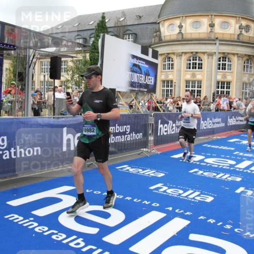 29.06.2025 - hella hamburg halbmarathon Michael Strokosch http://msf.ph/oto/8349529 29.06.2025 10:52:39 Ziel 2346, 2670, 3952, 6561, 6562, 7475, 9739, 10115, 11459, 11689, 12450, 13051, 13301, 14122, 15001, 18982 meine-sportfotos.de
