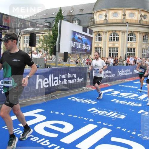 29.06.2025 - hella hamburg halbmarathon Michael Strokosch http://msf.ph/oto/8349568 29.06.2025 10:52:39 Ziel 2346, 2670, 3952, 6561, 6562, 7475, 9739, 10115, 11459, 11689, 12450, 13051, 13301, 14122, 15001, 18982 meine-sportfotos.de
