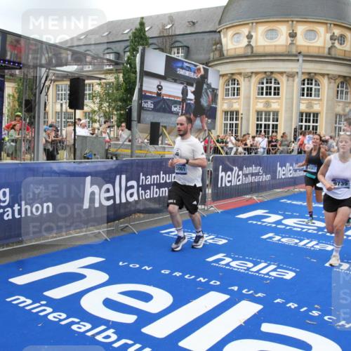 29.06.2025 - hella hamburg halbmarathon Michael Strokosch http://msf.ph/oto/8349592 29.06.2025 10:52:40 Ziel 2346, 2670, 3952, 6561, 6562, 7475, 9739, 10115, 11459, 11689, 12450, 13051, 13301, 14122, 15001, 18982 meine-sportfotos.de