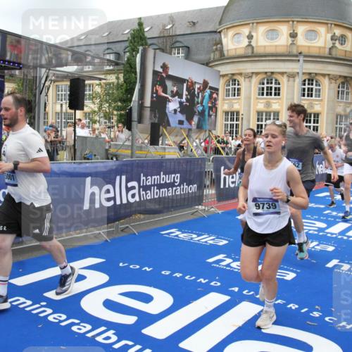29.06.2025 - hella hamburg halbmarathon Michael Strokosch http://msf.ph/oto/8349661 29.06.2025 10:52:41 Ziel 2346, 2670, 3952, 5116, 6561, 6562, 7475, 9739, 9869, 10115, 11459, 11689, 12450, 13051, 13301, 14122, 15001, 18982 meine-sportfotos.de