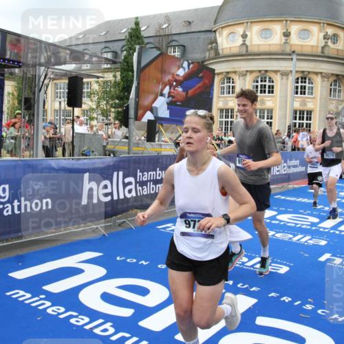 29.06.2025 - hella hamburg halbmarathon Michael Strokosch http://msf.ph/oto/8349673 29.06.2025 10:52:41 Ziel 2346, 2670, 3952, 5116, 6561, 6562, 7475, 9739, 9869, 10115, 11459, 11689, 12450, 13051, 13301, 14122, 15001, 18982 meine-sportfotos.de