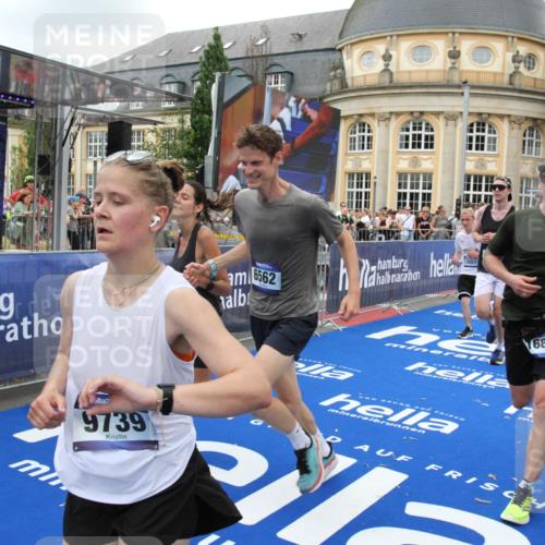 29.06.2025 - hella hamburg halbmarathon Michael Strokosch http://msf.ph/oto/8349688 29.06.2025 10:52:41 Ziel 2346, 2670, 3952, 5116, 6561, 6562, 7475, 9739, 9869, 10115, 11459, 11689, 12450, 13051, 13301, 14122, 15001, 18982 meine-sportfotos.de
