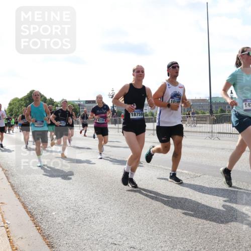 29.06.2025 - hella hamburg halbmarathon Lena Gebhardt http://msf.ph/oto/8349705 29.06.2025 10:01:04 Lombardsbrücke 6531, 4238, 18759, 1018, 14306, 13287, 1130, 1387, 1420, 1583, 1611, 1726, 2006, 2091, 2354, 2363, 2474, 2490, 2936, 3059, 3141, 3625, 3740, 3983, 4068, 4238, 4249, 4319, 4370, 4616, 4708, 5033, 5418, 5870, 6138, 6147, 0000, 6443, 6487, 6531, 6591, 6714, 6757, 6835, 6924, 7658, 7757, 7759, 7761, 7846, 8045, 8046, 8255, 8326, 8478, 8632, 8923, 9124, 9553, 9555, 9577, 9932, 10074, 10188, 10271, 10383, 10576, 10599, 11465 meine-sportfotos.de