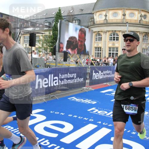 29.06.2025 - hella hamburg halbmarathon Michael Strokosch http://msf.ph/oto/8349707 29.06.2025 10:52:42 Ziel 2346, 2670, 3952, 3999, 5116, 6561, 6562, 7475, 9739, 9869, 10115, 11459, 11689, 12450, 12482, 13051, 14122, 15001, 18982 meine-sportfotos.de