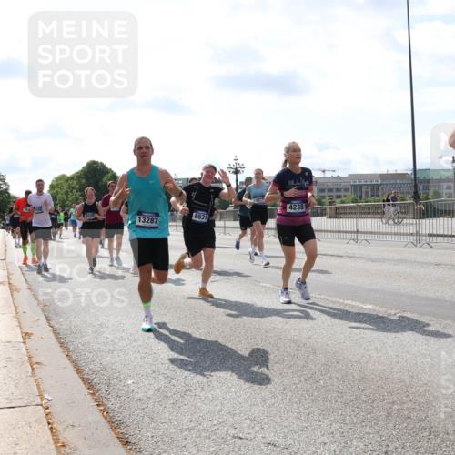 29.06.2025 - hella hamburg halbmarathon Lena Gebhardt http://msf.ph/oto/8349909 29.06.2025 10:01:05 Lombardsbrücke 3625, 13287, 6531, 4238, 759, 1130, 1387, 1420, 1583, 1611, 1726, 2006, 2091, 2354, 2363, 2474, 2490, 2936, 3059, 3141, 3625, 3740, 3983, 4068, 4238, 4249, 4319, 4370, 4616, 4708, 5033, 5418, 5870, 6138, 6147, 0000, 6443, 6487, 6531, 6591, 6714, 6757, 6835, 6924, 7658, 7757, 7759, 7761, 7846, 8045, 8046, 8255, 8326, 8478, 8632, 8923, 9124, 9553, 9555, 9577, 9932, 10074, 10188, 10271, 10383, 10576, 10599, 11465 meine-sportfotos.de