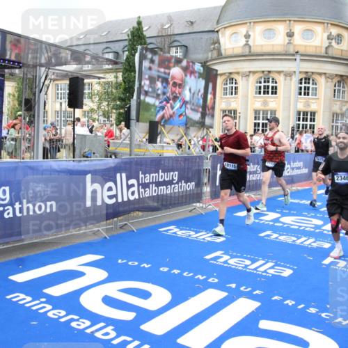 29.06.2025 - hella hamburg halbmarathon Michael Strokosch http://msf.ph/oto/8349935 29.06.2025 10:52:44 Ziel 2287, 2346, 2670, 3952, 3999, 5116, 7475, 9869, 10115, 11459, 11689, 12450, 12482, 13051, 14122, 16467, 18331 meine-sportfotos.de