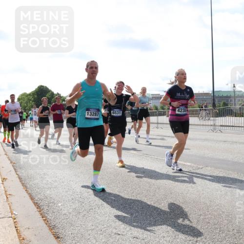 29.06.2025 - hella hamburg halbmarathon Lena Gebhardt http://msf.ph/oto/8350028 29.06.2025 10:01:05 Lombardsbrücke 13287, 6531, 705, 4238, 1130, 1387, 1420, 1583, 1611, 1726, 2006, 2091, 2354, 2363, 2474, 2490, 2936, 3059, 3141, 3625, 3740, 3983, 4068, 4238, 4249, 4319, 4370, 4616, 4708, 5033, 5418, 5870, 6138, 6147, 0000, 6443, 6487, 6531, 6591, 6714, 6757, 6835, 6924, 7658, 7757, 7759, 7761, 7846, 8045, 8046, 8255, 8326, 8478, 8632, 8923, 9124, 9553, 9555, 9577, 9932, 10074, 10188, 10271, 10383, 10576, 10599, 11465 meine-sportfotos.de