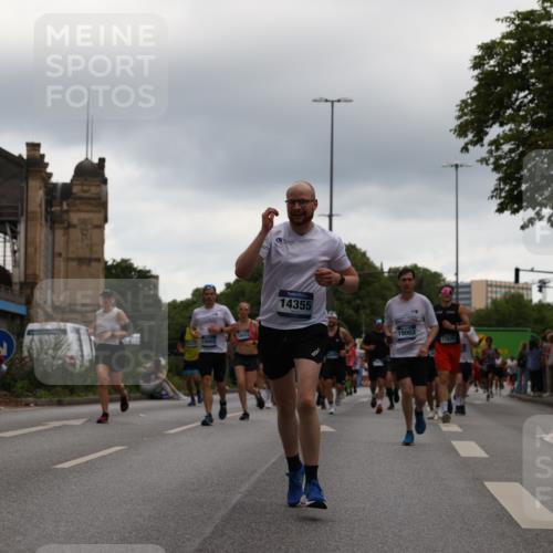 29.06.2025 - hella hamburg halbmarathon Yannick Fuchs http://msf.ph/oto/8350030 29.06.2025 10:52:41 20KM 1642, 1946, 1951, 2027, 2159, 2619, 2711, 2855, 2996, 4550, 4767, 5084, 5675, 6860, 7659, 8089, 8392, 8929, 9156, 9353, 9553, 9555, 9835, 10268, 10518, 10539, 10703, 10915, 11605, 11808, 12734, 12735, 12809, 13407, 13654, 14355, 14631, 14673, 14914, 15263, 16206, 16409, 16922, 16924, 17665, 17782, 17810, 17814, 17839, 17852, 17931, 17967, 18112, 18232, 18556, 18682, 18730, 18833, 18954, 18985, 19002, 19003 meine-sportfotos.de