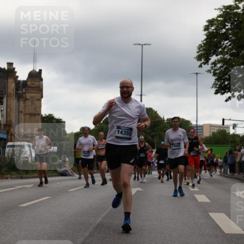 29.06.2025 - hella hamburg halbmarathon Yannick Fuchs http://msf.ph/oto/8350089 29.06.2025 10:52:41 20KM 1642, 1946, 1951, 2027, 2159, 2619, 2711, 2855, 2996, 4550, 4767, 5084, 5675, 6860, 7659, 8089, 8392, 8929, 9156, 9353, 9553, 9555, 9835, 10268, 10518, 10539, 10703, 10915, 11605, 11808, 12734, 12735, 12809, 13407, 13654, 14355, 14631, 14673, 14914, 15263, 16206, 16409, 16922, 16924, 17665, 17782, 17810, 17814, 17839, 17852, 17931, 17967, 18112, 18232, 18556, 18682, 18730, 18833, 18954, 18985, 19002, 19003 meine-sportfotos.de