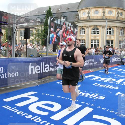 29.06.2025 - hella hamburg halbmarathon Michael Strokosch http://msf.ph/oto/8350257 29.06.2025 10:52:48 Ziel 2287, 3999, 5116, 5169, 5194, 7475, 8172, 9065, 9163, 9869, 11459, 12482, 14122, 14198, 14286, 14805, 16467, 17198, 18331, 19244 meine-sportfotos.de