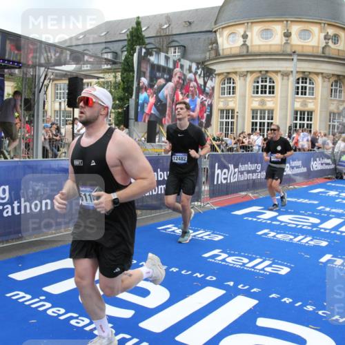 29.06.2025 - hella hamburg halbmarathon Michael Strokosch http://msf.ph/oto/8350275 29.06.2025 10:52:48 Ziel 2287, 3999, 5116, 5169, 5194, 7475, 8172, 9065, 9163, 9869, 11459, 12482, 14122, 14198, 14286, 14805, 16467, 17198, 18331, 19244 meine-sportfotos.de