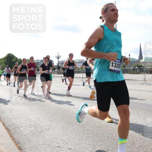 29.06.2025 - hella hamburg halbmarathon Lena Gebhardt http://msf.ph/oto/8350374 29.06.2025 10:01:06 Lombardsbrücke 1726, 2261, 3625, 1328, 4238, 1130, 1387, 1420, 1583, 1611, 1726, 2006, 2091, 2354, 2363, 2474, 2490, 2936, 3059, 3141, 3625, 3740, 3983, 4068, 4238, 4249, 4319, 4370, 4616, 4649, 4708, 5033, 5418, 5870, 6138, 6147, 0000, 6443, 6487, 6531, 6591, 6714, 6757, 6835, 6924, 7658, 7757, 7759, 7761, 7846, 8045, 8046, 8255, 8326, 8478, 8632, 8923, 9124, 9553, 9555, 9577, 9932, 10074, 10188, 10271, 10383, 10576, 10599, 11465 meine-sportfotos.de