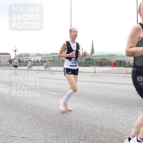 29.06.2025 - hella hamburg halbmarathon Lena Gebhardt http://msf.ph/oto/8350417 29.06.2025 10:47:56 Lombardsbrücke 1639, 11802, 12412, 2790, 1045, 1157, 1174, 1175, 1246, 1392, 1434, 1618, 1639, 1701, 1926, 2037, 2163, 2197, 2407, 2418, 2491, 2545, 2650, 2704, 2790, 2882, 2958, 3049, 3339, 3468, 3679, 3933, 4037, 4327, 4423, 4856, 5621, 5622, 5886, 5952, 7240, 7393, 7394, 7403, 7427, 7916, 7970, 8077, 8270, 8310, 8521, 8550, 8774, 9356, 9687, 9696, 9697, 9921, 10658, 10777, 10794, 10991, 11351, 11458, 11548, 11730, 11738, 11742, 11781, 11802, 11909, 12431 meine-sportfotos.de
