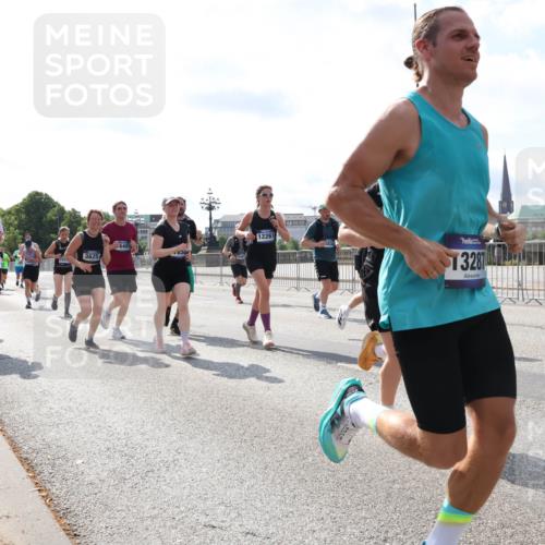 29.06.2025 - hella hamburg halbmarathon Lena Gebhardt http://msf.ph/oto/8350466 29.06.2025 10:01:06 Lombardsbrücke 6401, 5870, 036, 3625, 12261, 13281, 1130, 1387, 1420, 1583, 1611, 1726, 2006, 2091, 2354, 2363, 2474, 2490, 2936, 3059, 3141, 3625, 3740, 3983, 4068, 4238, 4249, 4319, 4370, 4616, 4649, 4708, 5033, 5418, 5870, 6138, 6147, 0000, 6443, 6487, 6531, 6591, 6714, 6757, 6835, 6924, 7658, 7757, 7759, 7761, 7846, 8045, 8046, 8255, 8326, 8478, 8632, 8923, 9124, 9553, 9555, 9577, 9932, 10074, 10188, 10271, 10383, 10576, 10599, 11465 meine-sportfotos.de
