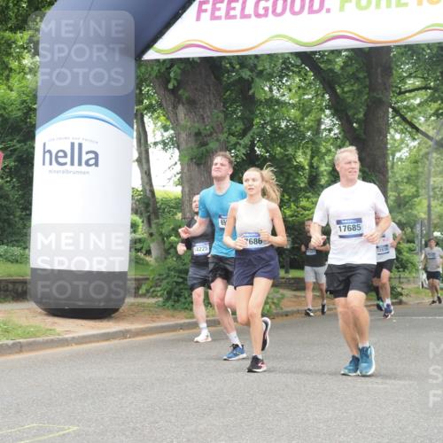 29.06.2025 - hella hamburg halbmarathon KatJ http://msf.ph/oto/8350475 29.06.2025 10:50:46 Zwischen KM18-KM19 4389, 5511, 6966 meine-sportfotos.de