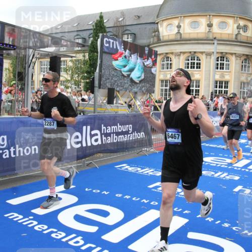 29.06.2025 - hella hamburg halbmarathon Michael Strokosch http://msf.ph/oto/8350491 29.06.2025 10:52:50 Ziel 1657, 2287, 2444, 2814, 2910, 3999, 5077, 5116, 5169, 5194, 8172, 9065, 9163, 9869, 10811, 11217, 11992, 12482, 14198, 14286, 14805, 16467, 17198, 18331, 19244 meine-sportfotos.de