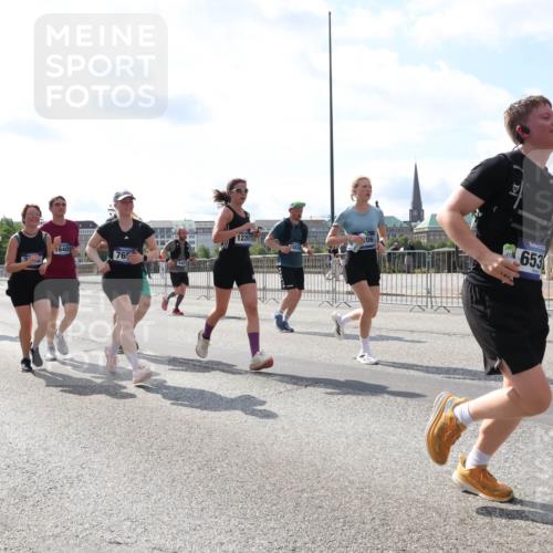 29.06.2025 - hella hamburg halbmarathon Lena Gebhardt http://msf.ph/oto/8350559 29.06.2025 10:01:06 Lombardsbrücke 1726, 16401, 765, 12261, 1583, 06, 653, 1130, 1387, 1420, 1583, 1611, 1726, 2006, 2091, 2354, 2363, 2474, 2490, 2936, 3059, 3141, 3625, 3740, 3983, 4068, 4238, 4249, 4319, 4370, 4616, 4649, 4708, 5033, 5418, 5870, 6138, 6147, 0000, 6443, 6487, 6531, 6591, 6714, 6757, 6835, 6924, 7658, 7757, 7759, 7761, 7846, 8045, 8046, 8255, 8326, 8478, 8632, 8923, 9124, 9553, 9555, 9577, 9932, 10074, 10188, 10271, 10383, 10576, 10599, 11465 meine-sportfotos.de