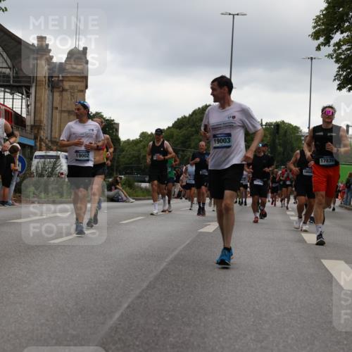 29.06.2025 - hella hamburg halbmarathon Yannick Fuchs http://msf.ph/oto/8350567 29.06.2025 10:52:43 20KM 1642, 1946, 1951, 2027, 2159, 2619, 2711, 2855, 2996, 5084, 6208, 6636, 6860, 7659, 8089, 8392, 8929, 9156, 9353, 9553, 9555, 9835, 10268, 10518, 10539, 10915, 11605, 11808, 12734, 12735, 12809, 13407, 13654, 14355, 14631, 14673, 14914, 15263, 16206, 16409, 16922, 16924, 17665, 17782, 17810, 17814, 17839, 17852, 17931, 17967, 18112, 18232, 18556, 18682, 18730, 18833, 18954, 18985, 19002, 19003 meine-sportfotos.de