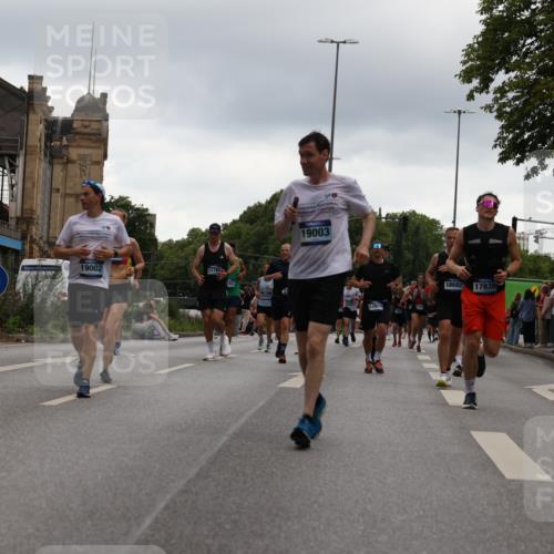 29.06.2025 - hella hamburg halbmarathon Yannick Fuchs http://msf.ph/oto/8350610 29.06.2025 10:52:43 20KM 1642, 1946, 1951, 2027, 2159, 2619, 2711, 2855, 2996, 5084, 6208, 6636, 6860, 7659, 8089, 8392, 8929, 9156, 9353, 9553, 9555, 9835, 10268, 10518, 10539, 10915, 11605, 11808, 12734, 12735, 12809, 13407, 13654, 14355, 14631, 14673, 14914, 15263, 16206, 16409, 16922, 16924, 17665, 17782, 17810, 17814, 17839, 17852, 17931, 17967, 18112, 18232, 18556, 18682, 18730, 18833, 18954, 18985, 19002, 19003 meine-sportfotos.de