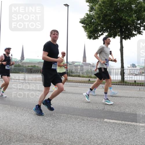 29.06.2025 - hella hamburg halbmarathon Lena Gebhardt http://msf.ph/oto/8350638 29.06.2025 10:38:41 Lombardsbrücke 172, 7561, 56, 1232, 1390, 1451, 1457, 1596, 1721, 1742, 1791, 2113, 2151, 2498, 2524, 2534, 2576, 2660, 2693, 3010, 3094, 3095, 3216, 3286, 3307, 3323, 3338, 3635, 3636, 3716, 3726, 3777, 3841, 3927, 4028, 4139, 4155, 4159, 4257, 4259, 4260, 4316, 4320, 4883, 4964, 5085, 5089, 5155, 5300, 5617, 5684, 5735, 5913, 6200, 6695, 6696, 6751, 6875, 6930, 7117, 7148, 7263, 7371, 7561, 7692, 7849, 7868, 8367, 8783, 9708, 10554 meine-sportfotos.de