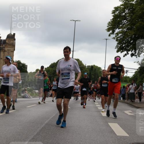 29.06.2025 - hella hamburg halbmarathon Yannick Fuchs http://msf.ph/oto/8350692 29.06.2025 10:52:43 20KM 1642, 1946, 1951, 2027, 2159, 2619, 2711, 2855, 2996, 5084, 6208, 6636, 6860, 7659, 8089, 8392, 8929, 9156, 9353, 9553, 9555, 9835, 10268, 10518, 10539, 10915, 11605, 11808, 12734, 12735, 12809, 13407, 13654, 14355, 14631, 14673, 14914, 15263, 16206, 16409, 16922, 16924, 17665, 17782, 17810, 17814, 17839, 17852, 17931, 17967, 18112, 18232, 18556, 18682, 18730, 18833, 18954, 18985, 19002, 19003 meine-sportfotos.de