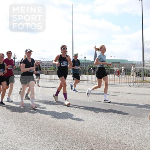 29.06.2025 - hella hamburg halbmarathon Lena Gebhardt http://msf.ph/oto/8350694 29.06.2025 10:01:06 Lombardsbrücke 3625, 030, 12261, 1130, 1387, 1420, 1583, 1611, 1726, 2006, 2091, 2354, 2363, 2474, 2490, 2936, 3059, 3141, 3625, 3740, 3983, 4068, 4238, 4249, 4319, 4370, 4616, 4649, 4708, 5033, 5418, 5870, 6138, 6147, 0000, 6443, 6487, 6531, 6591, 6714, 6757, 6835, 6924, 7658, 7757, 7759, 7761, 7846, 8045, 8046, 8255, 8326, 8478, 8632, 8923, 9124, 9553, 9555, 9577, 9932, 10074, 10188, 10271, 10383, 10576, 10599, 11465 meine-sportfotos.de