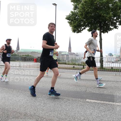 29.06.2025 - hella hamburg halbmarathon Lena Gebhardt http://msf.ph/oto/8350721 29.06.2025 10:38:41 Lombardsbrücke 172, 7561, 56, 1232, 1390, 1451, 1457, 1596, 1721, 1742, 1791, 2113, 2151, 2498, 2524, 2534, 2576, 2660, 2693, 3010, 3094, 3095, 3216, 3286, 3307, 3323, 3338, 3635, 3636, 3716, 3726, 3777, 3841, 3927, 4028, 4139, 4155, 4159, 4257, 4259, 4260, 4316, 4320, 4883, 4964, 5085, 5089, 5155, 5300, 5617, 5684, 5735, 5913, 6200, 6695, 6696, 6751, 6875, 6930, 7117, 7148, 7263, 7371, 7561, 7692, 7849, 7868, 8367, 8783, 9708, 10554 meine-sportfotos.de