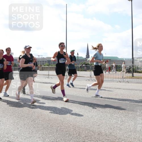 29.06.2025 - hella hamburg halbmarathon Lena Gebhardt http://msf.ph/oto/8350773 29.06.2025 10:01:07 Lombardsbrücke 16594, 3625, 6401, 12261, 1130, 1387, 1420, 1583, 1611, 1726, 2006, 2091, 2354, 2363, 2474, 2490, 2936, 3059, 3141, 3425, 3625, 3740, 3983, 4068, 4238, 4249, 4319, 4370, 4616, 4649, 4708, 5033, 5418, 5870, 6087, 6138, 6147, 0000, 6443, 6487, 6531, 6591, 6714, 6757, 6835, 6924, 7287, 7658, 7757, 7759, 7761, 7846, 8045, 8046, 8255, 8326, 8478, 8632, 8923, 9124, 9553, 9555, 9577, 9932, 10074, 10188, 10271, 10383, 10576, 11465 meine-sportfotos.de