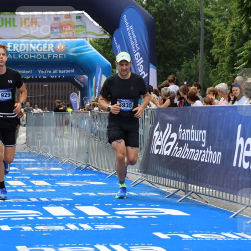 29.06.2025 - hella hamburg halbmarathon Strokosch-Dieckow http://msf.ph/oto/8350966 29.06.2025 10:31:50 Ziel 3935, 4698, 5187, 6619, 10927, 11199, 11929 meine-sportfotos.de