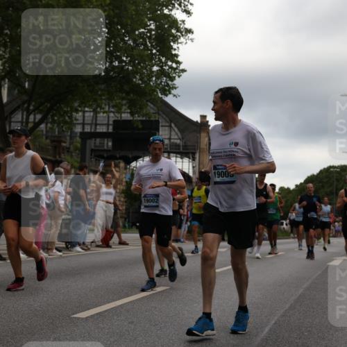 29.06.2025 - hella hamburg halbmarathon Yannick Fuchs http://msf.ph/oto/8350981 29.06.2025 10:52:45 20KM 1642, 1946, 1951, 2027, 2159, 2619, 2711, 2855, 5084, 6208, 6636, 6860, 7659, 8089, 8392, 8929, 9156, 9353, 9553, 9555, 9655, 9835, 10268, 10518, 10539, 10915, 11808, 12735, 12809, 13407, 13654, 14355, 14631, 14914, 15263, 16206, 16409, 16563, 16922, 16924, 17665, 17782, 17810, 17814, 17839, 17852, 17931, 17967, 18112, 18232, 18556, 18682, 18730, 18833, 18954, 19002, 19003 meine-sportfotos.de