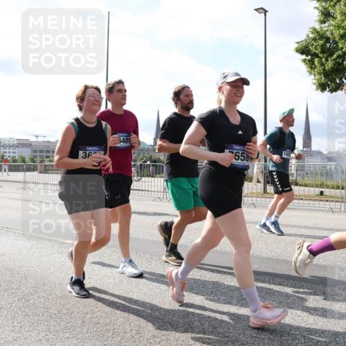 29.06.2025 - hella hamburg halbmarathon Lena Gebhardt http://msf.ph/oto/8351000 29.06.2025 10:01:08 Lombardsbrücke 16594, 36, 6401, 658, 1583, 1130, 1387, 1420, 1611, 1726, 2006, 2091, 2354, 2363, 2490, 2936, 3059, 3141, 3425, 3625, 3740, 3983, 4068, 4238, 4249, 4319, 4370, 4616, 4649, 4708, 5033, 5418, 5675, 5870, 6087, 6147, 0000, 6487, 6531, 6591, 6714, 6757, 6835, 6924, 7287, 7658, 7757, 7759, 7761, 7846, 8045, 8046, 8255, 8326, 8478, 8632, 8923, 9124, 9553, 9555, 9577, 9932, 10074, 10188, 10271, 10383, 10576, 11465 meine-sportfotos.de