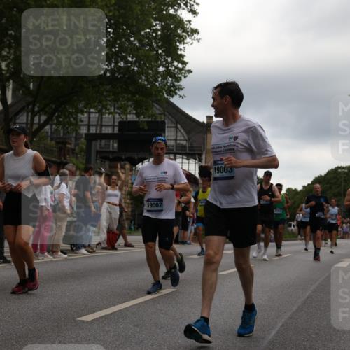 29.06.2025 - hella hamburg halbmarathon Yannick Fuchs http://msf.ph/oto/8351026 29.06.2025 10:52:45 20KM 1642, 1946, 1951, 2027, 2159, 2619, 2711, 2855, 5084, 6208, 6636, 6860, 7659, 8089, 8392, 8929, 9156, 9353, 9553, 9555, 9655, 9835, 10268, 10518, 10539, 10915, 11808, 12735, 12809, 13407, 13654, 14355, 14631, 14914, 15263, 16206, 16409, 16563, 16922, 16924, 17665, 17782, 17810, 17814, 17839, 17852, 17931, 17967, 18112, 18232, 18556, 18682, 18730, 18833, 18954, 19002, 19003 meine-sportfotos.de