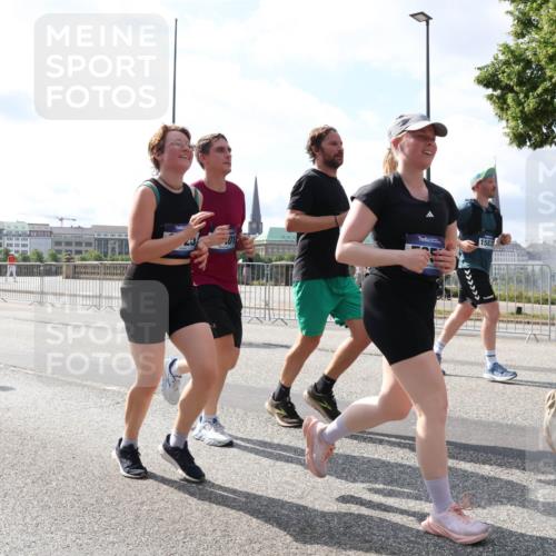 29.06.2025 - hella hamburg halbmarathon Lena Gebhardt http://msf.ph/oto/8351032 29.06.2025 10:01:08 Lombardsbrücke 16594, 1583, 1130, 1387, 1420, 1611, 1726, 2006, 2091, 2354, 2363, 2490, 2936, 3059, 3141, 3425, 3625, 3740, 3983, 4068, 4238, 4249, 4319, 4370, 4616, 4649, 4708, 5033, 5418, 5675, 5870, 6087, 6147, 0000, 6487, 6531, 6591, 6714, 6757, 6835, 6924, 7287, 7658, 7757, 7759, 7761, 7846, 8045, 8046, 8255, 8326, 8478, 8632, 8923, 9124, 9553, 9555, 9577, 9932, 10074, 10188, 10271, 10383, 10576, 11465 meine-sportfotos.de