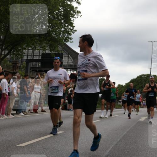 29.06.2025 - hella hamburg halbmarathon Yannick Fuchs http://msf.ph/oto/8351107 29.06.2025 10:52:45 20KM 1642, 1946, 1951, 2027, 2159, 2619, 2711, 2855, 5084, 6208, 6636, 6860, 7659, 8089, 8392, 8929, 9156, 9353, 9553, 9555, 9655, 9835, 10268, 10518, 10539, 10915, 11808, 12735, 12809, 13407, 13654, 14355, 14631, 14914, 15263, 16206, 16409, 16563, 16922, 16924, 17665, 17782, 17810, 17814, 17839, 17852, 17931, 17967, 18112, 18232, 18556, 18682, 18730, 18833, 18954, 19002, 19003 meine-sportfotos.de