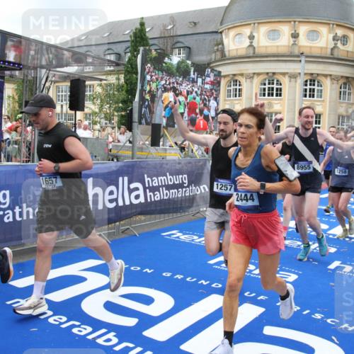 29.06.2025 - hella hamburg halbmarathon Michael Strokosch http://msf.ph/oto/8351122 29.06.2025 10:52:57 Ziel 1257, 1258, 1657, 2099, 2444, 2814, 2910, 4557, 4558, 4770, 5077, 5907, 8139, 8720, 8955, 10724, 10811, 11217, 11992, 14198, 14286, 15430, 18720 meine-sportfotos.de