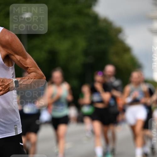 29.06.2025 - hella hamburg halbmarathon Dr. Thomas Lammeyer http://msf.ph/oto/8351174 29.06.2025 10:18:35 Kennedybrücke 1071, 1131, 1480, 1728, 2046, 3020, 3025, 3154, 3454, 3691, 3728, 3756, 3834, 5191, 6028, 6083, 6181, 6366, 6717, 6724, 7442, 7446, 7447, 8055, 8522, 8563, 8755, 9173, 9663, 10224, 10610, 10977 meine-sportfotos.de