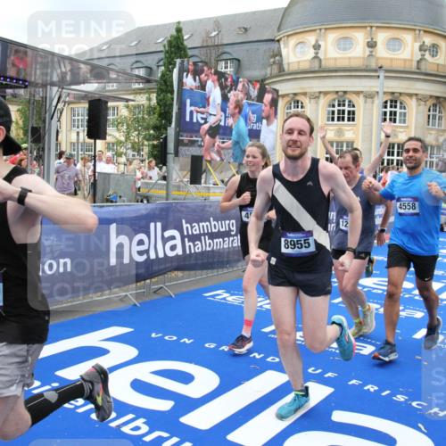 29.06.2025 - hella hamburg halbmarathon Michael Strokosch http://msf.ph/oto/8351188 29.06.2025 10:52:58 Ziel 1257, 1258, 1657, 2099, 2444, 2814, 2910, 4557, 4558, 4770, 5077, 5907, 8139, 8720, 8955, 10724, 10811, 11217, 11992, 12519, 14791, 15430, 18720 meine-sportfotos.de