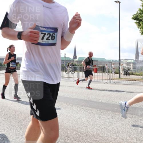 29.06.2025 - hella hamburg halbmarathon Lena Gebhardt http://msf.ph/oto/8351250 29.06.2025 10:01:08 Lombardsbrücke 1659, 726, 1130, 1387, 1420, 1611, 1726, 2006, 2091, 2354, 2363, 2490, 2936, 3059, 3141, 3425, 3625, 3740, 3983, 4068, 4238, 4249, 4319, 4370, 4616, 4649, 4708, 5033, 5418, 5675, 5870, 6087, 6147, 0000, 6487, 6531, 6591, 6714, 6757, 6835, 6924, 7287, 7658, 7757, 7759, 7761, 7846, 8045, 8046, 8255, 8326, 8478, 8632, 8923, 9124, 9553, 9555, 9577, 9932, 10074, 10188, 10271, 10383, 10576, 11465 meine-sportfotos.de